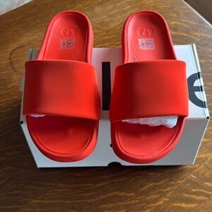 Lululemon slides solar orange sz 7
